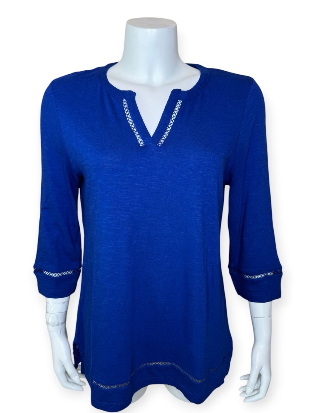 Chico’s Crochet Trim Split Neck Top Tee Size 1 M Royal Blue Slub Knit